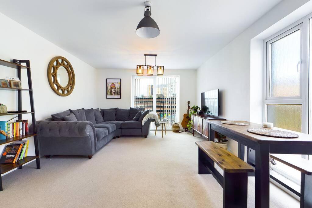 Chic City Centre Apartment With Allocated Parking Swansea Zewnętrze zdjęcie