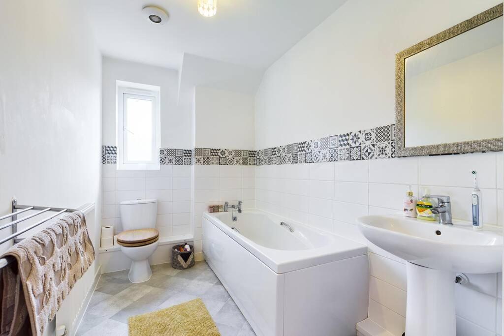Chic City Centre Apartment With Allocated Parking Swansea Zewnętrze zdjęcie