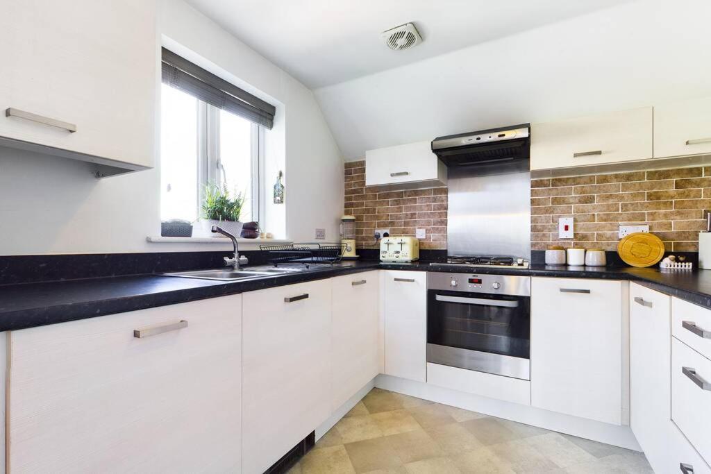 Chic City Centre Apartment With Allocated Parking Swansea Zewnętrze zdjęcie